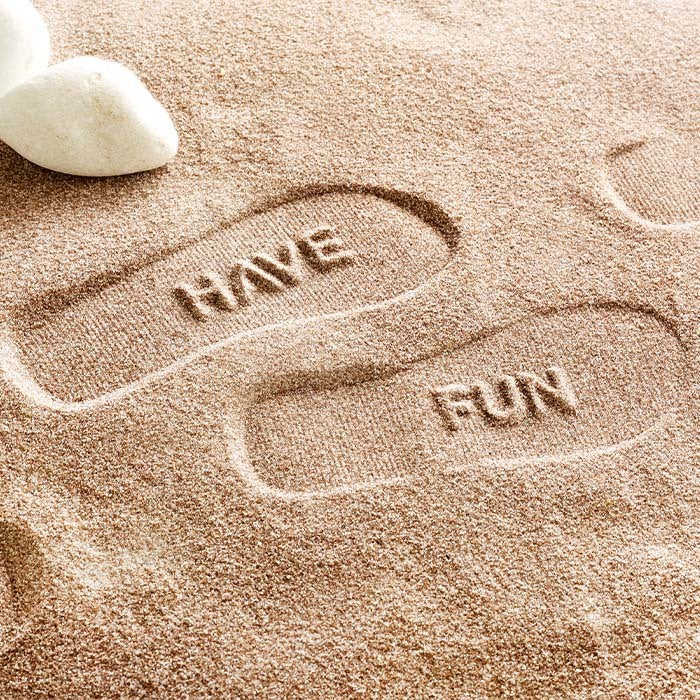 La Mongie | Tongs à double épaisseur : laissez vos empreintes de logo dans le sable.